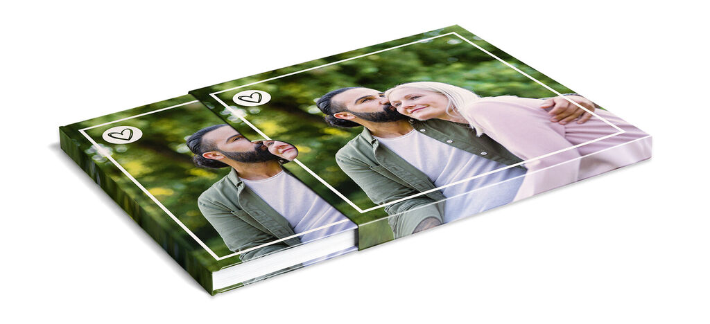 Deux albums CEWE avec des photos romantiques, sur un fond vert.