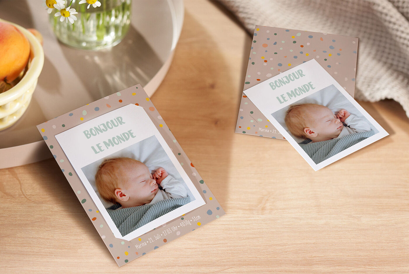 Deux vœux avec une photo pleine d’amour d'un nouveau-né.