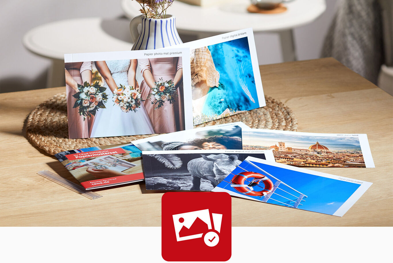 Une galerie photo créative avec des souvenirs personnels étalés sur une table.