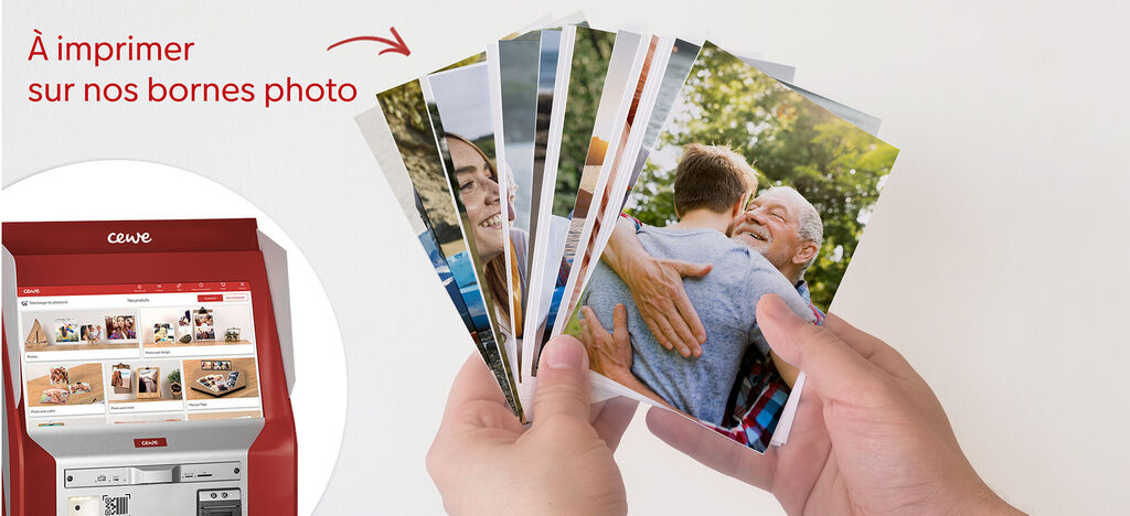 Plusieurs cartes photo dans les mains, prêtes à être imprimées.