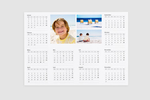 Un joli calendrier photo avec des images d'instants à la plage et deux enfants jouant.