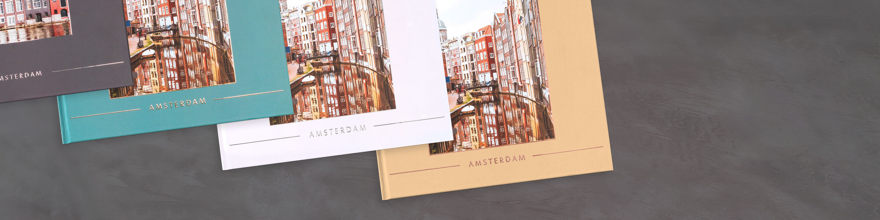 Différentes couvertures de livres photo CEWE en couleurs pastel.