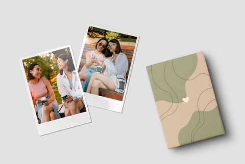 Trois femmes souriantes sur un banc à l’extérieur, tenant des boissons et profitant du temps.