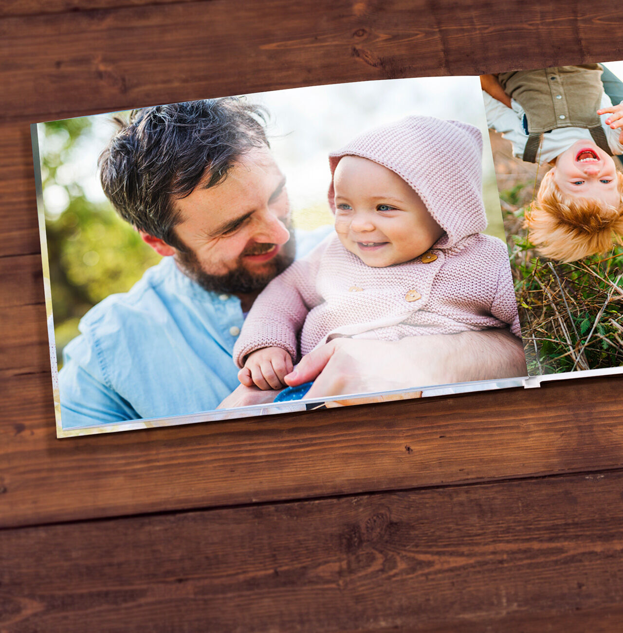 Un album photo soigneusement conçu avec des moments joyeux de parents et de leur enfant dans la nature
