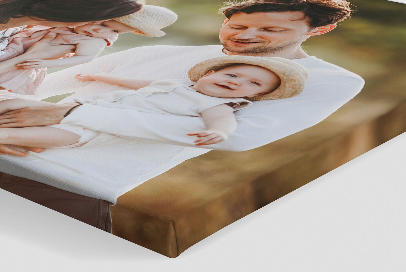 Un couple heureux tient tendrement son bébé dans les bras. Ils savourent des moments ensemble en plein air.