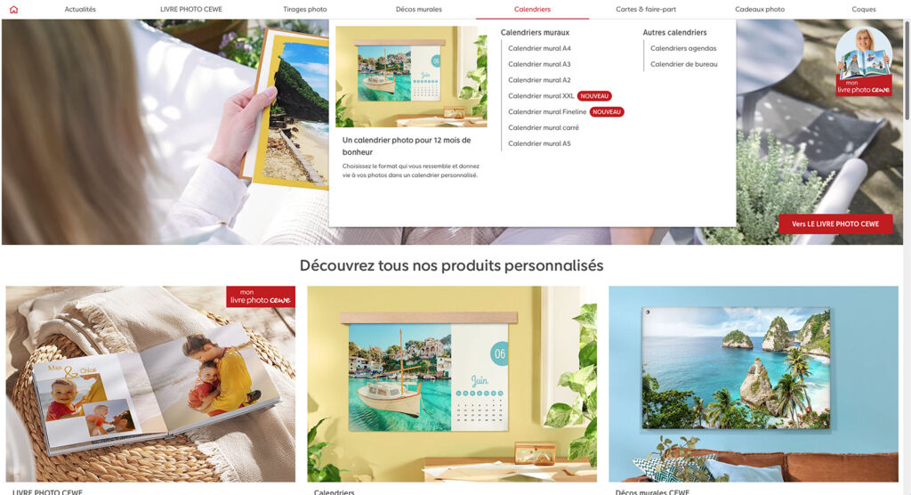 Calendrier photo personnalisé tenu à la main avec image de paysage imprimée