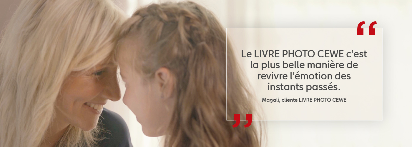 Deux femmes partagent un moment émotionnel à côté d'un LIVRE PHOTO CEWE avec une citation inspirante.