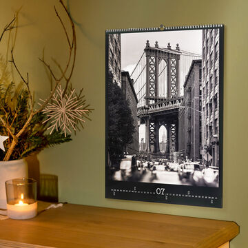 Feuille de calendrier en noir et blanc avec le pont de Manhattan et des voitures.