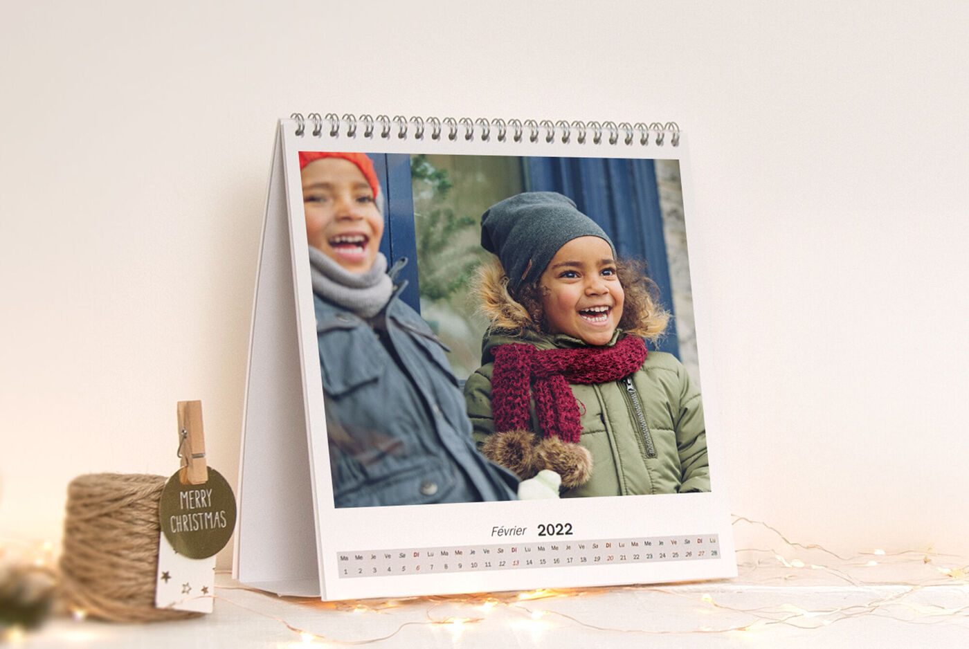 Un calendrier de table avec un joli motif d'hiver. Le mois de février 2022 est marqué. Une décoration festive entoure le calendrier.