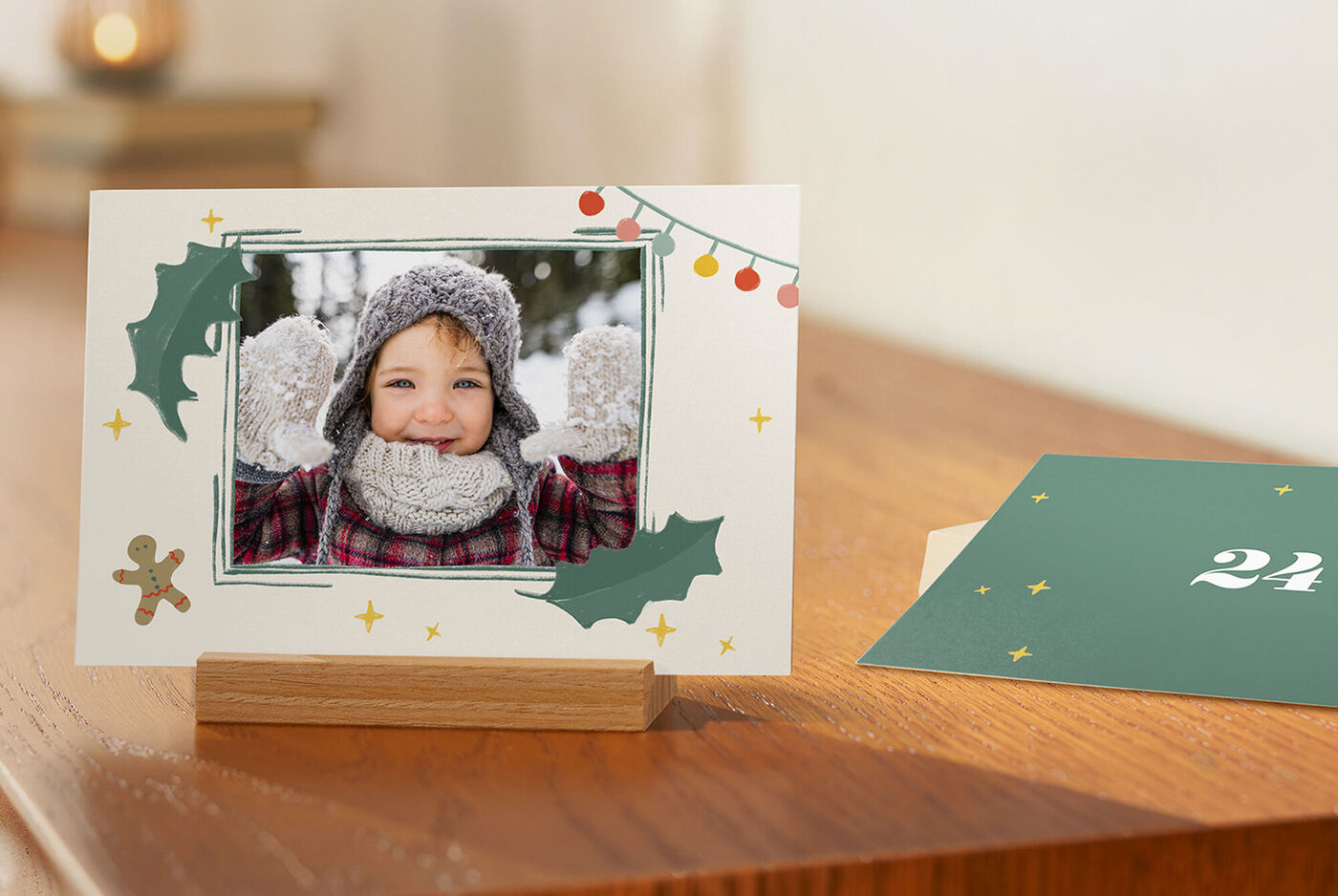 Calendrier de l'Avent personnalisé avec 24 cartes en papier recyclé qui se posent sur une support en bois