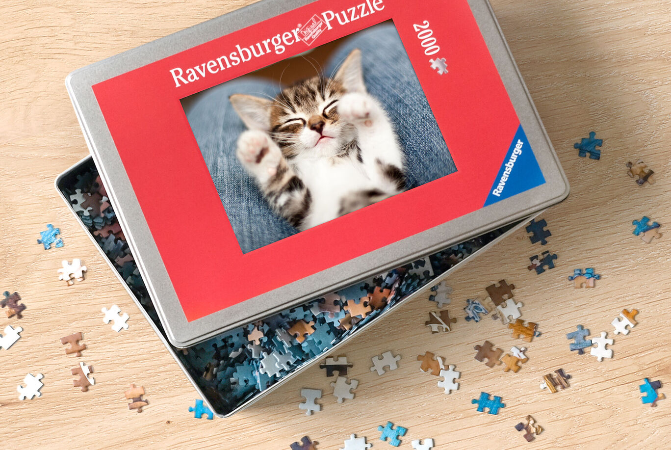 Un chat dort heureux sur le sol. Des pièces de puzzle sont éparpillées autour.