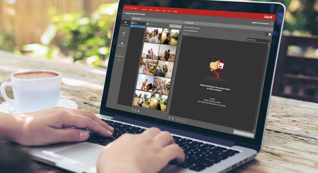 Un utilisateur modifie des photos dans le logiciel CEWE sur un ordinateur portable à l'extérieur, avec une tasse de café à côté.