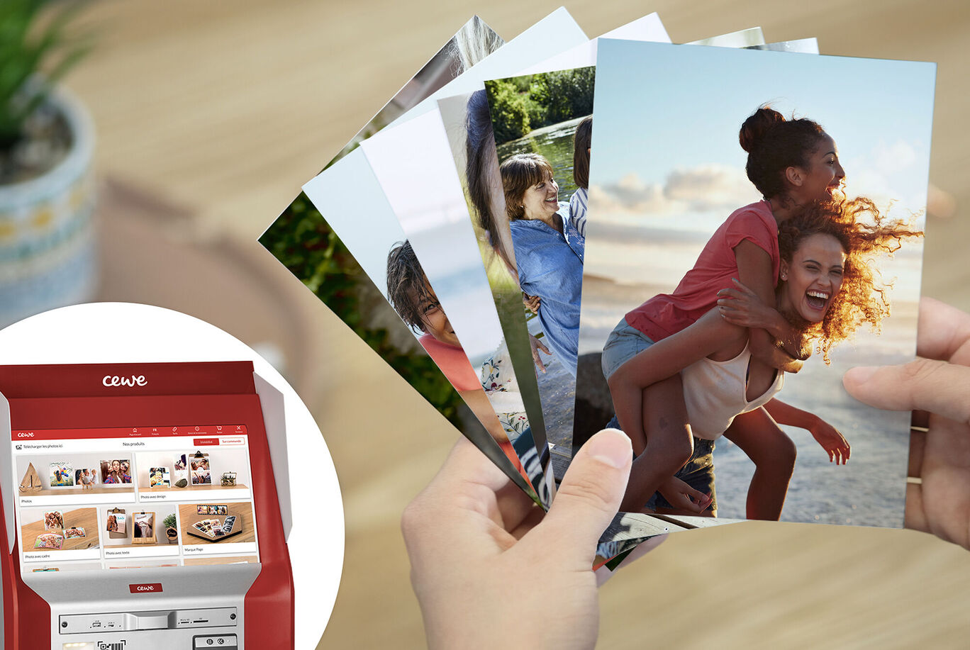 Des mains tenant plusieurs photos de moments joyeux, service photo CEWE visible