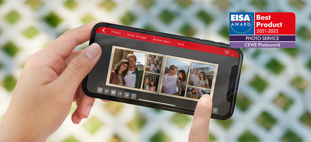 Personne utilisant l'application livre photo sur smartphone pour consulter des photos.