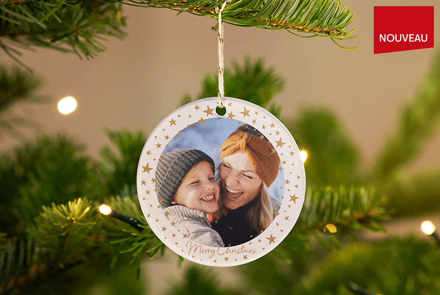 Un pendentif de Noël rond avec photo et étoiles dorées.