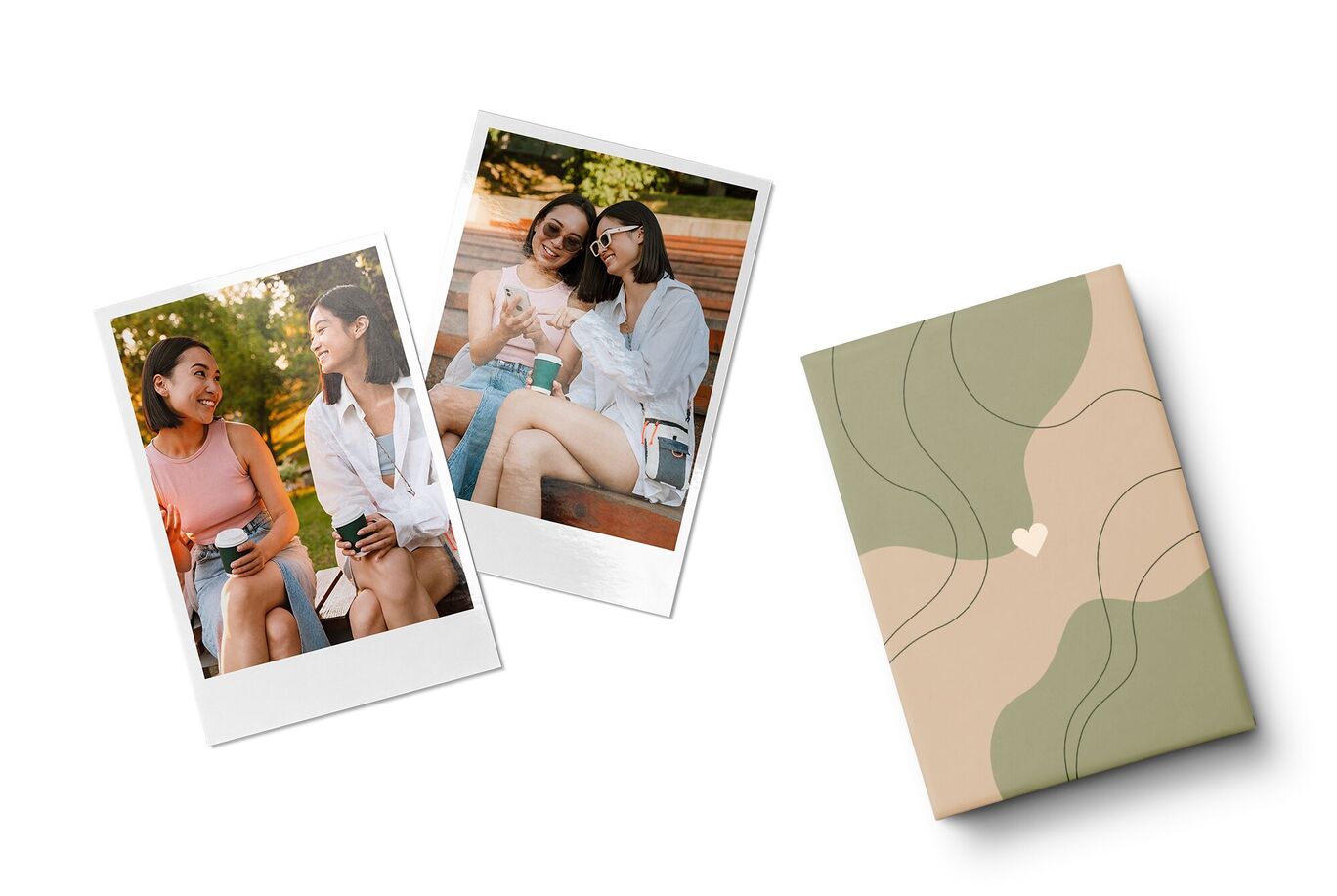 Deux photos Polaroid d'amies dans le jardin, à côté d'un album photo CEWE.