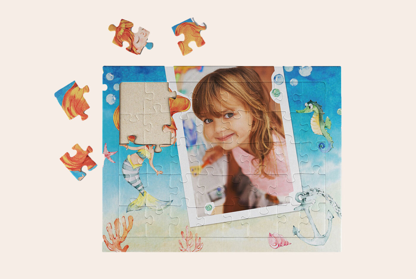 Puzzle personnalisé pour enfant d’une fillette avec sa boîte et des pièces éparpillées