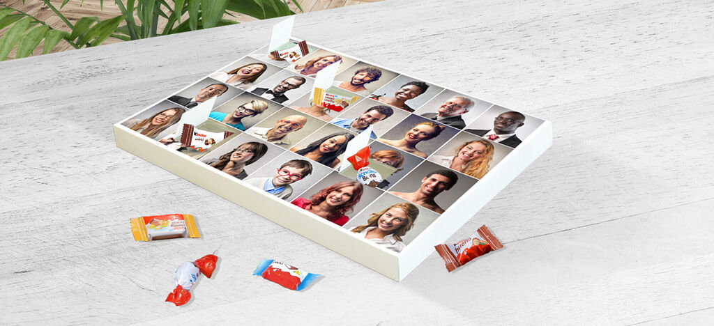 Un assortiment coloré de photos de personnes sur une table. Quelques bonbons sont à côté.