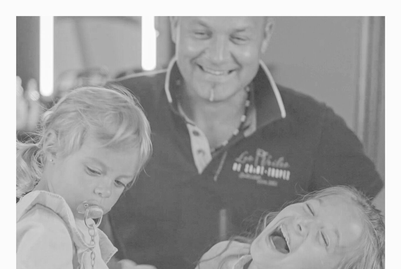 Deux enfants joyeux lors d'une activité familiale, pleins de rires et de joie