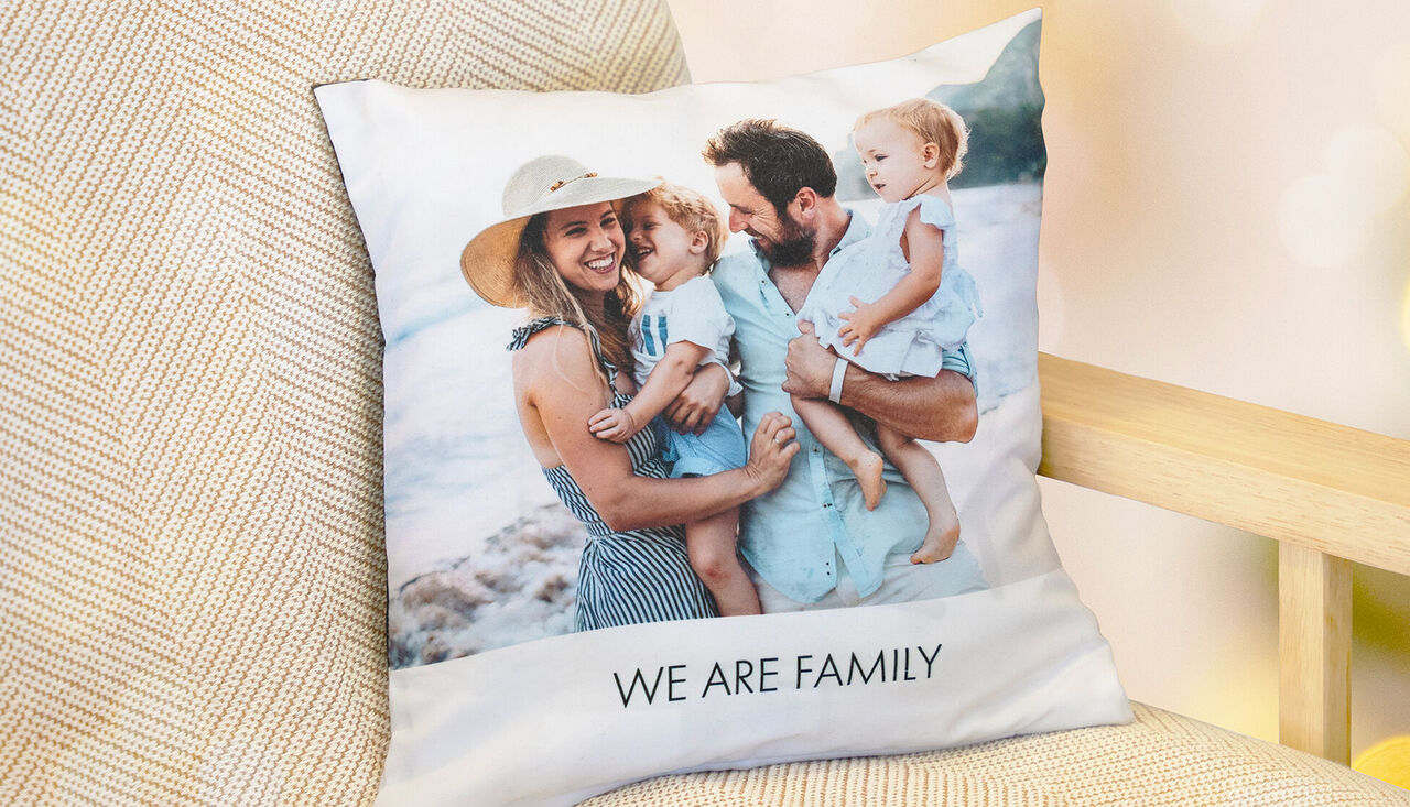 Un membre de la famille assis ensemble sur un coussin avec le texte "NOUS SOMMES UNE FAMILLE".