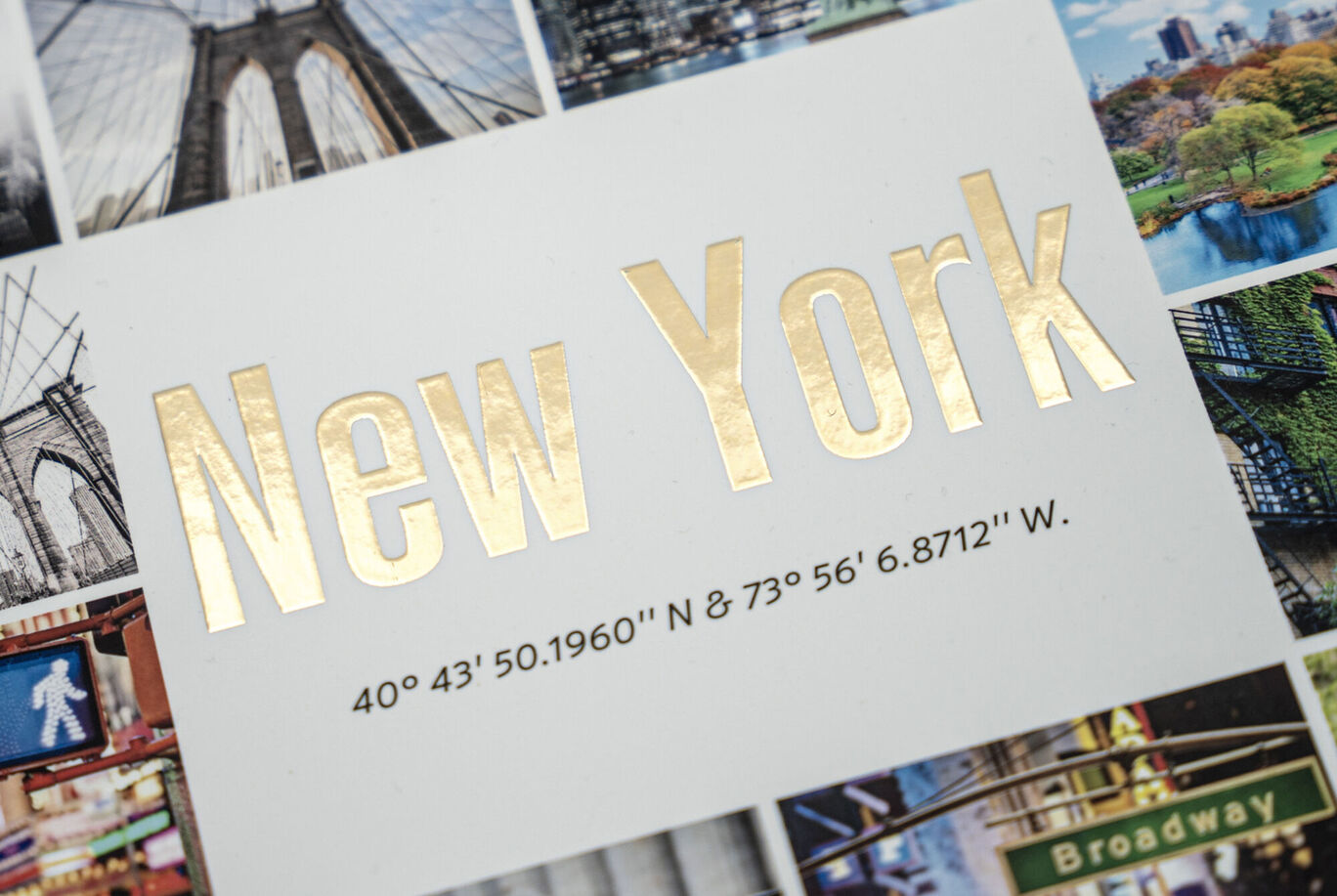 Texte 'New York' en doré sur fond blanc, entouré de photos de la ville