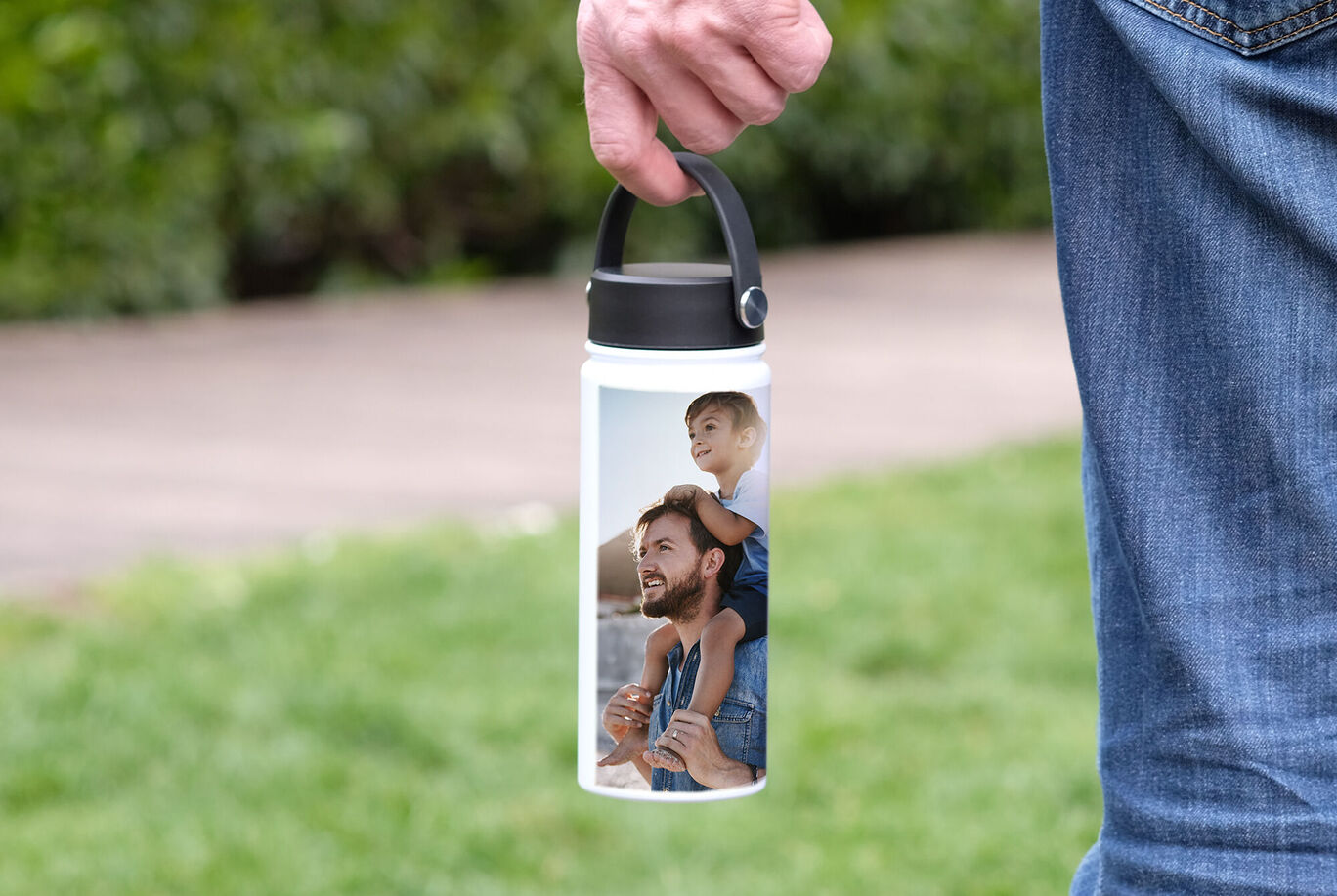 Bouteille avec une photo personnelle d'une famille heureuse en plein air