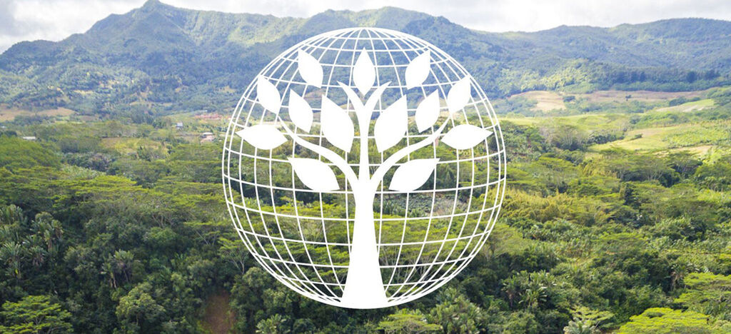 Graphique d'un arbre stylisé dans un globe, entouré de paysages verts.
