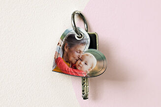 Un porte-clés en forme de cœur avec une photo, symbolisant joie et souvenirs. Parfait comme cadeau pour un proche.