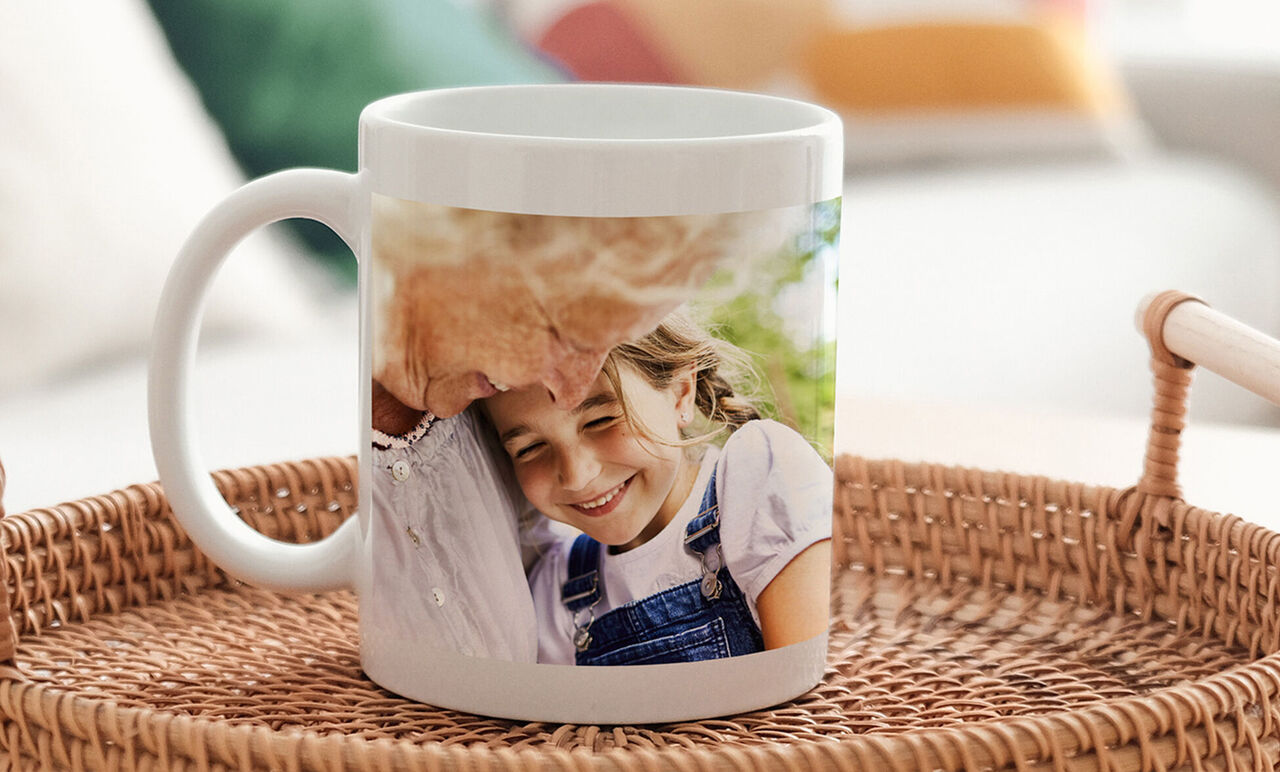 Mug personnalisé avec une photo de famille, posé sur un plateau