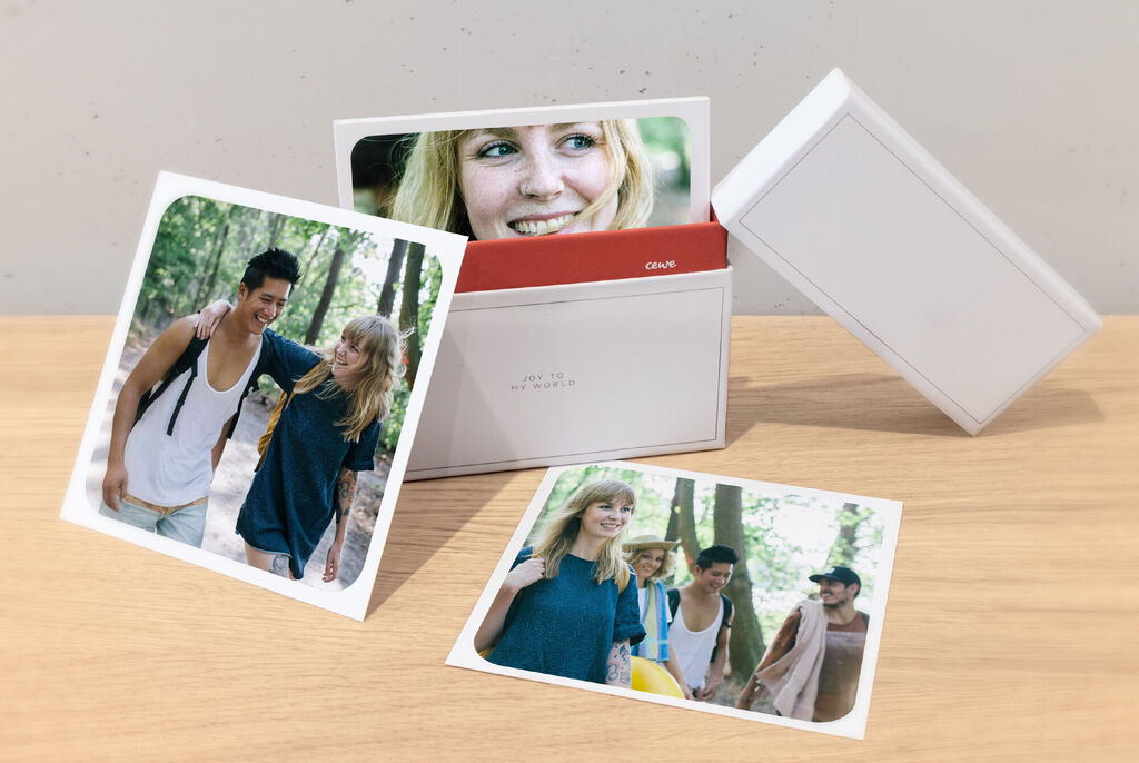 Trois photos dans une boîte blanche, avec un groupe amical en plein air.