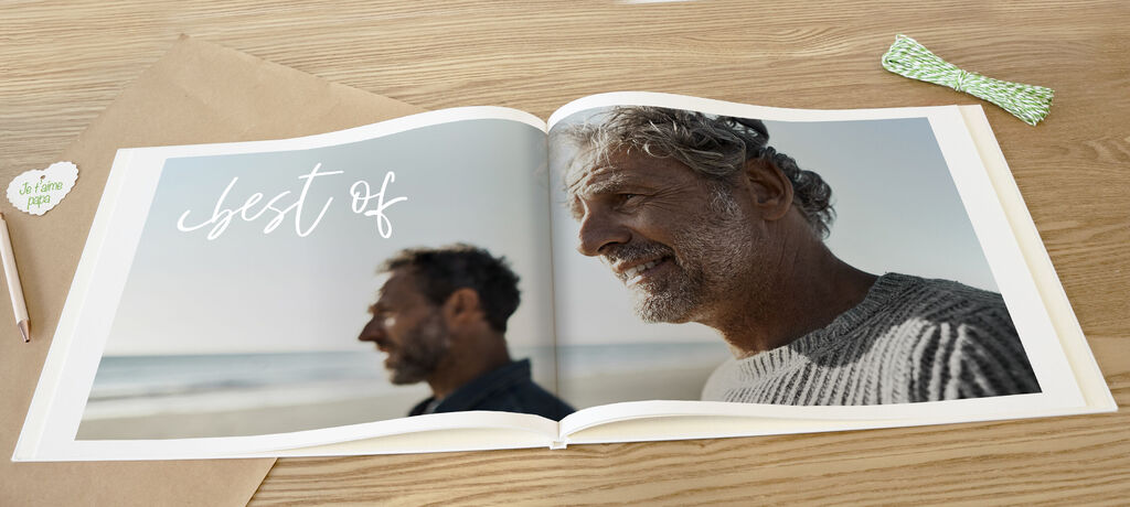 Un CEWE ALBUM PHOTO ouvert montrant de magnifiques souvenirs