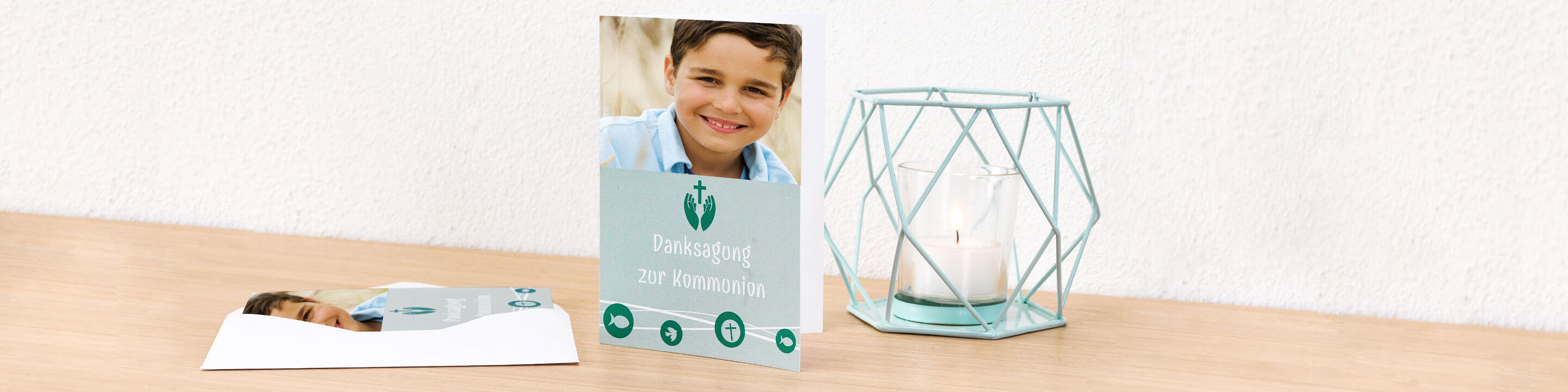 Une carte de vœux créative sur une table avec une bougie.