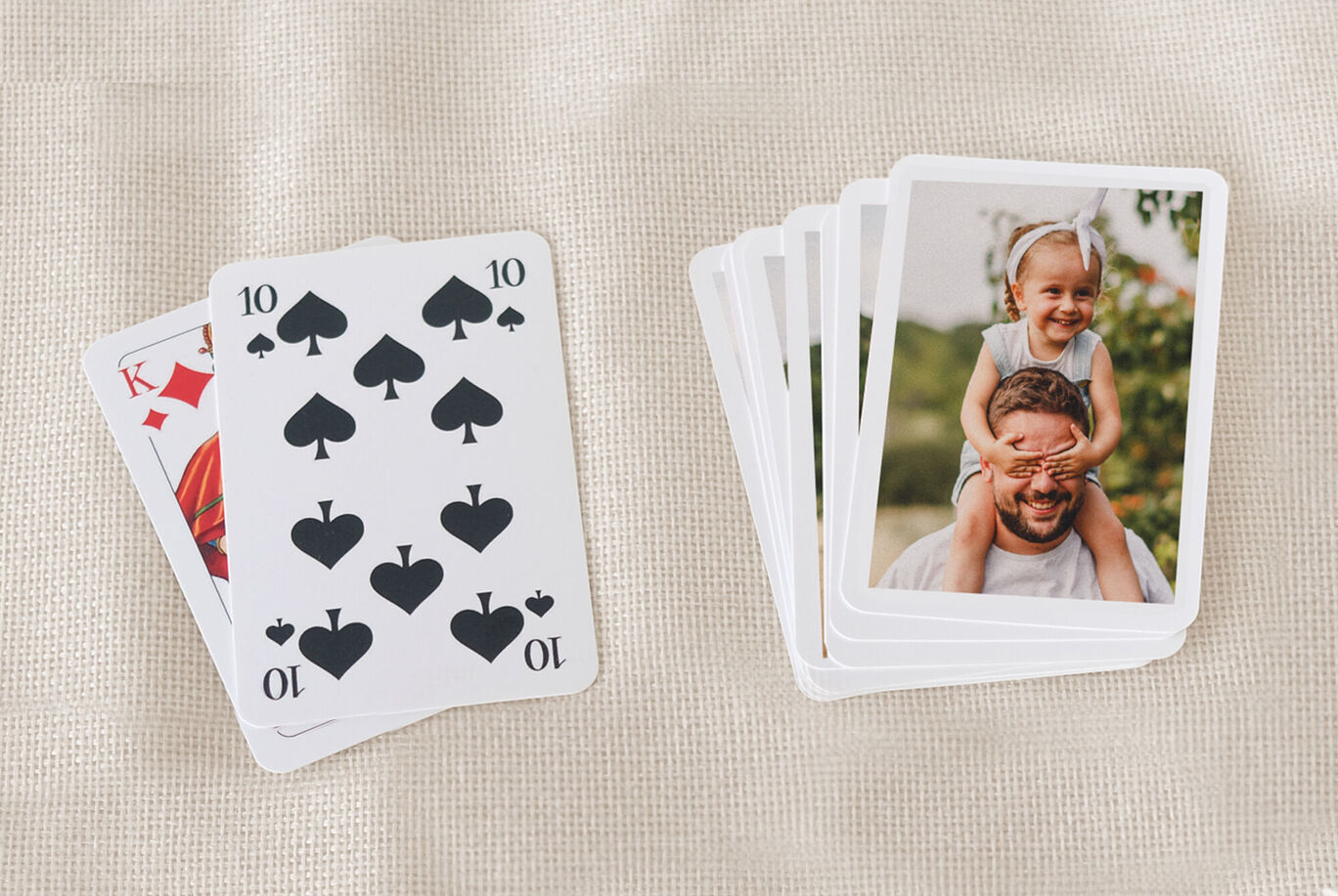 Deux jeux de cartes avec cartes à jouer et photos d'amis