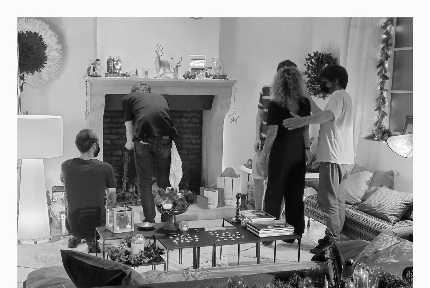 Cinq personnes aménagent ensemble une pièce pour Noël.