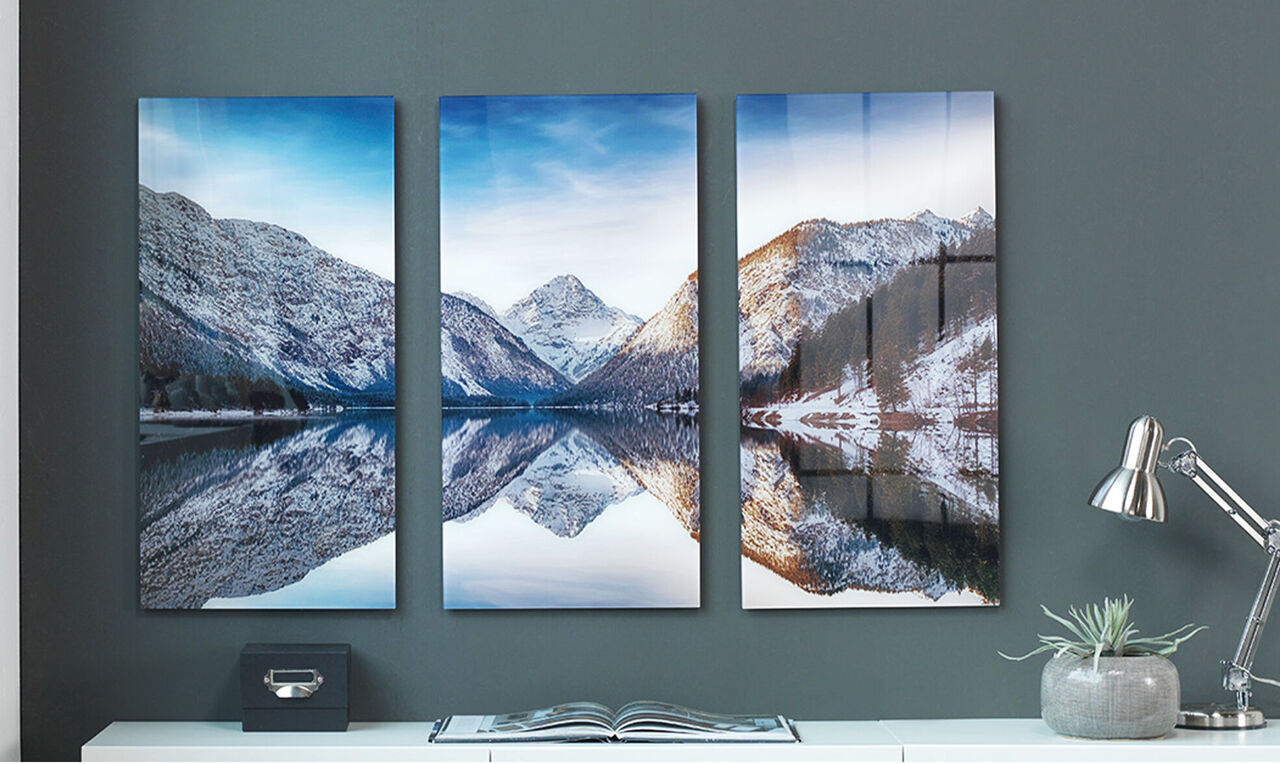 Triptyque d’un lac enneigé entre les montagnes dans un bureau moderne