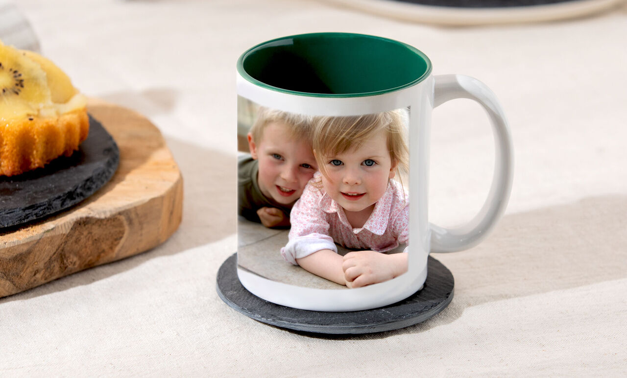 Tasse avec bord coloré et une photo personnelle.