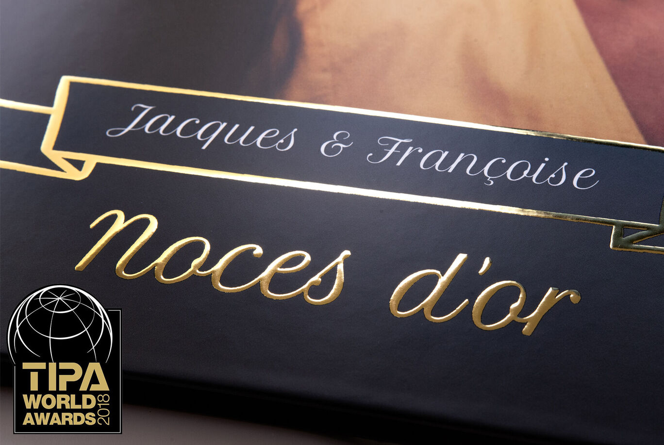 Livre photo noir avec écriture dorée, titre "Noces d'or"