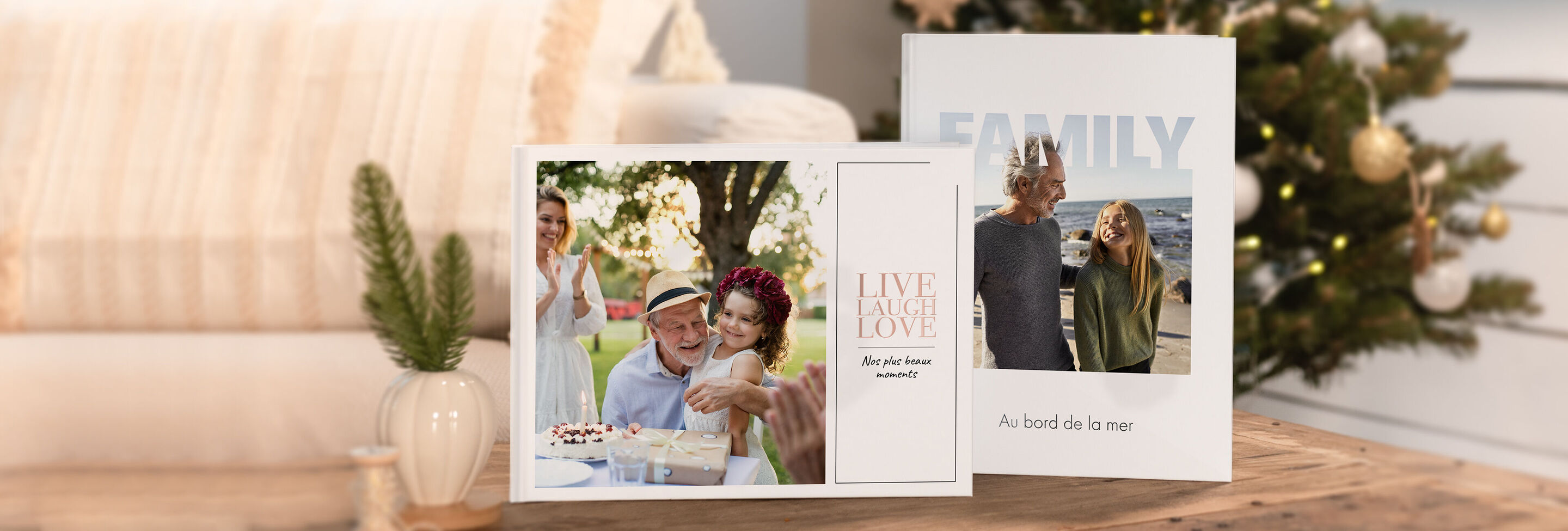 Deux livres photo ouverts avec des photos de famille et des messages affectueux, présentés avec soin sur une table.