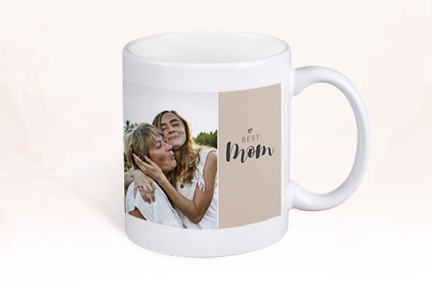 Tasse blanche avec photos de deux femmes heureuses et texte 'Best Mom'