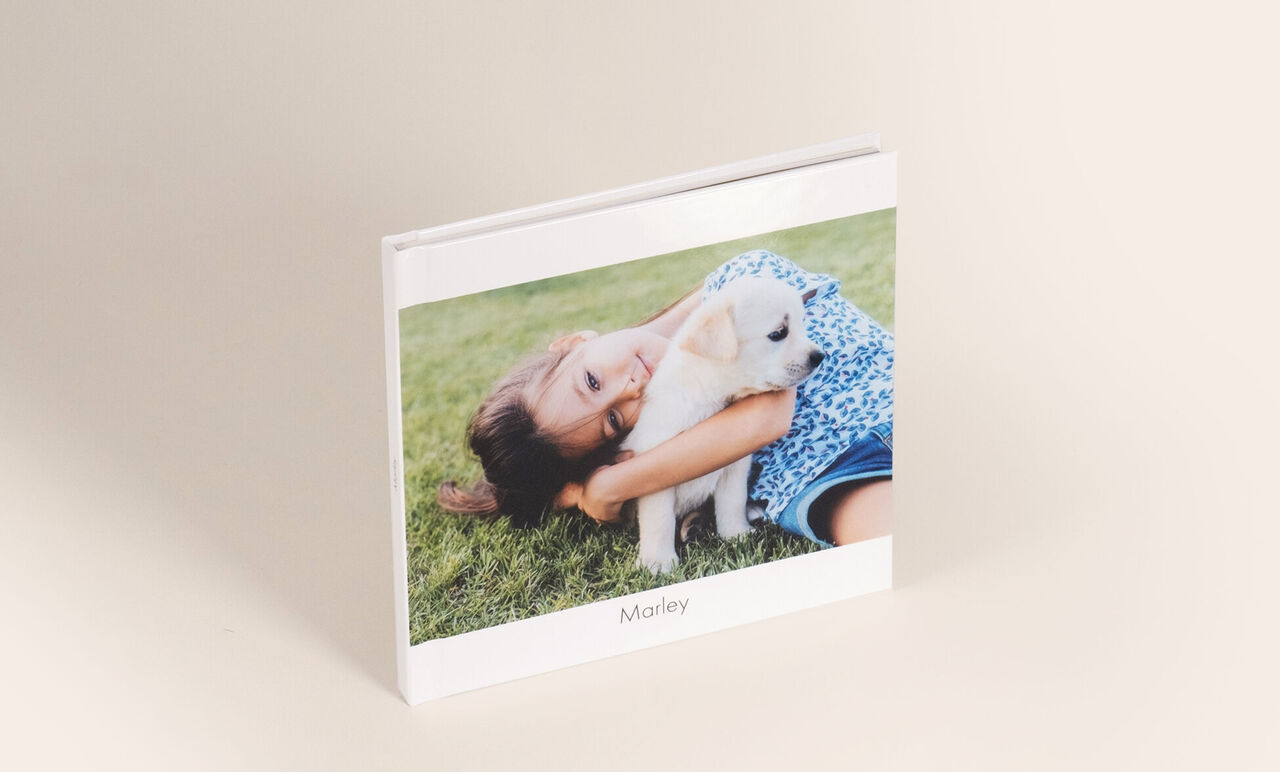 Mini album photo carré 15x15cm avec la photo d'une fille et son chien sur la couverture rigide