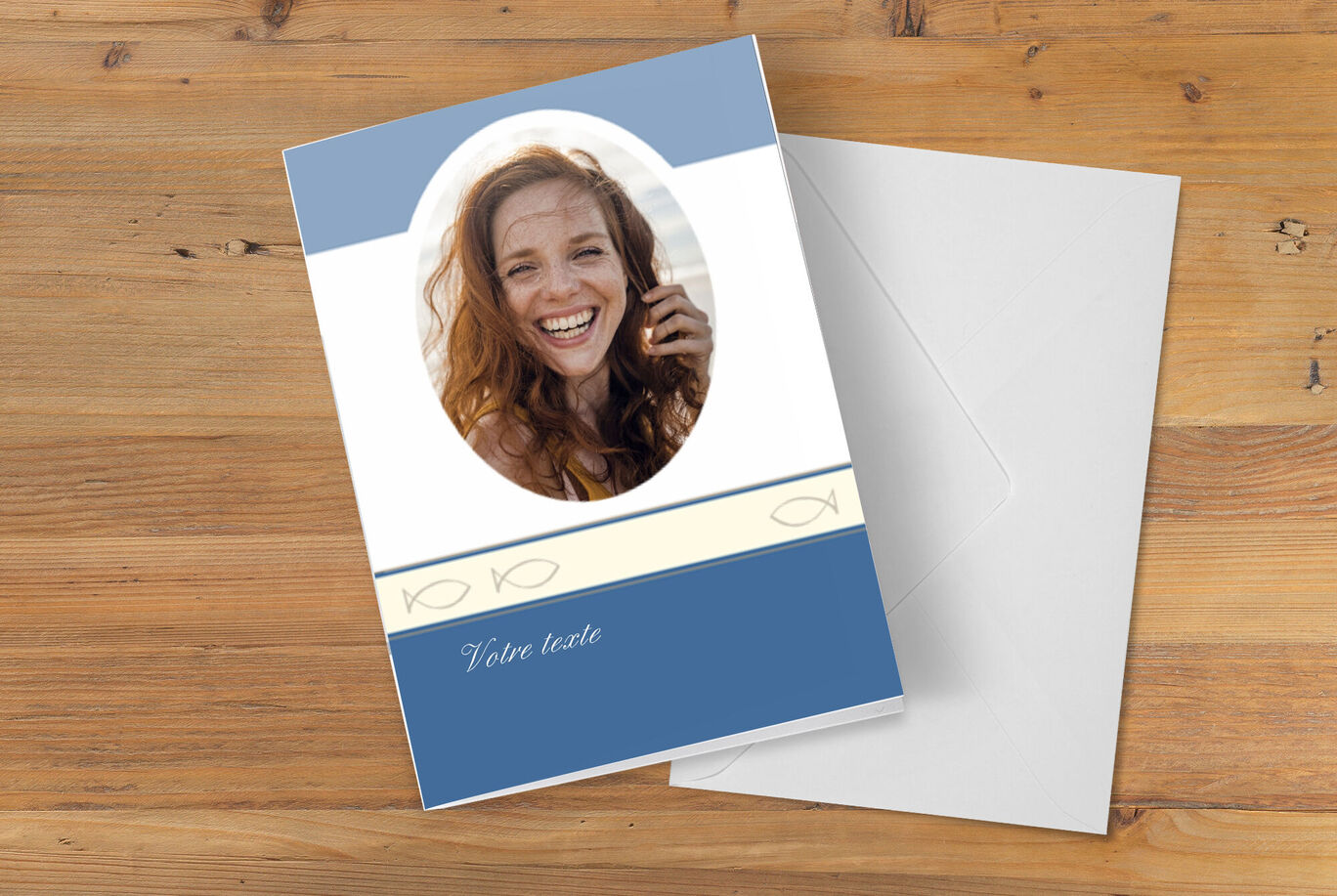Une carte d'invitation soigneusement conçue avec un montage photo ovale et des détails bleus.