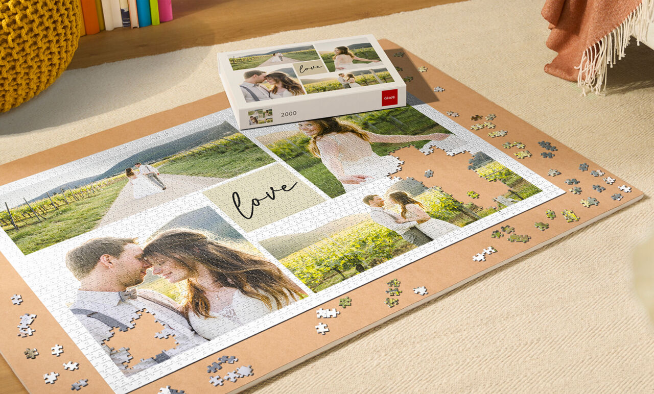 Puzzle presque terminé entouré de pièces