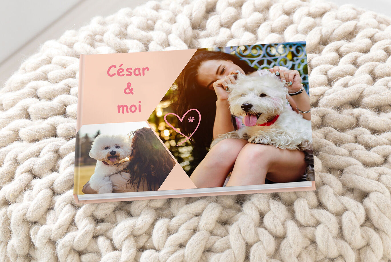 Une jeune femme tenant son chien dans ses bras, souriante et heureuse.