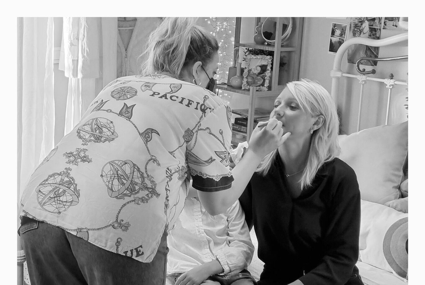 Une personne aimante aide une autre à se préparer pour un bel événement.