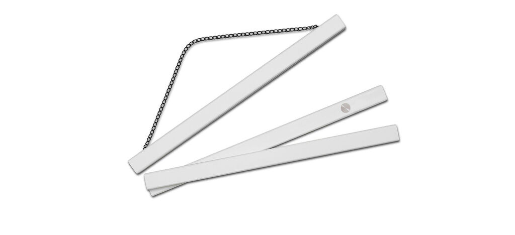 Trois triangles géométriques blancs dans différentes positions sur un fond blanc.