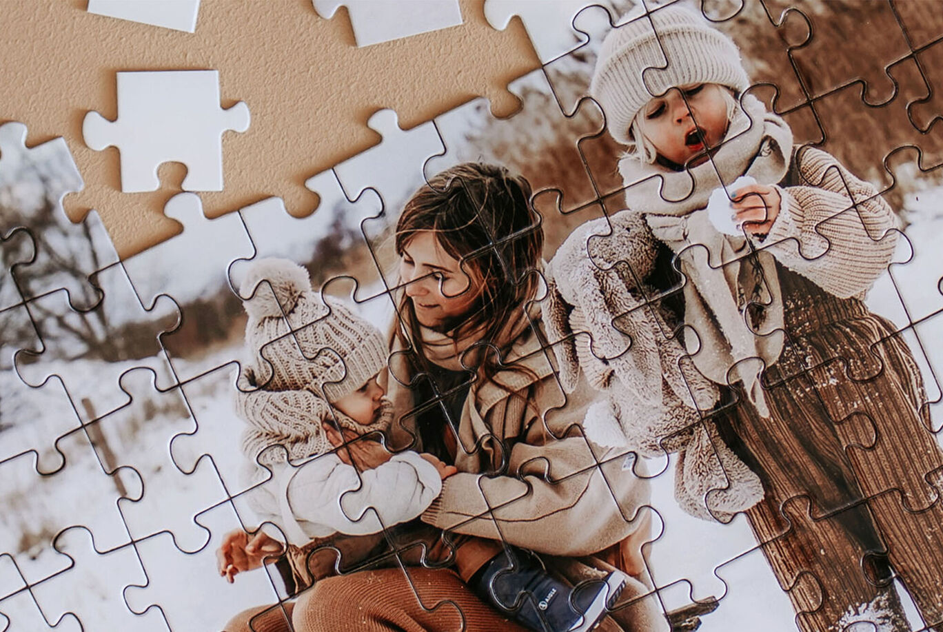 Une famille aimante assemble un puzzle ensemble. Ils rient et profitent du moment.