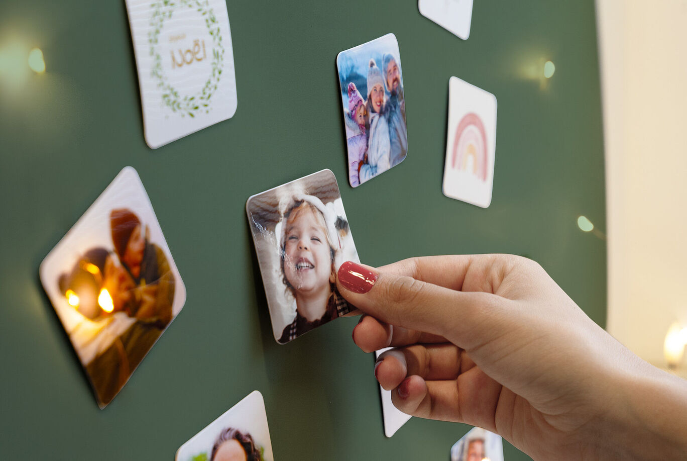 Plusieurs magnets personnalisés aimantés sur un tableau