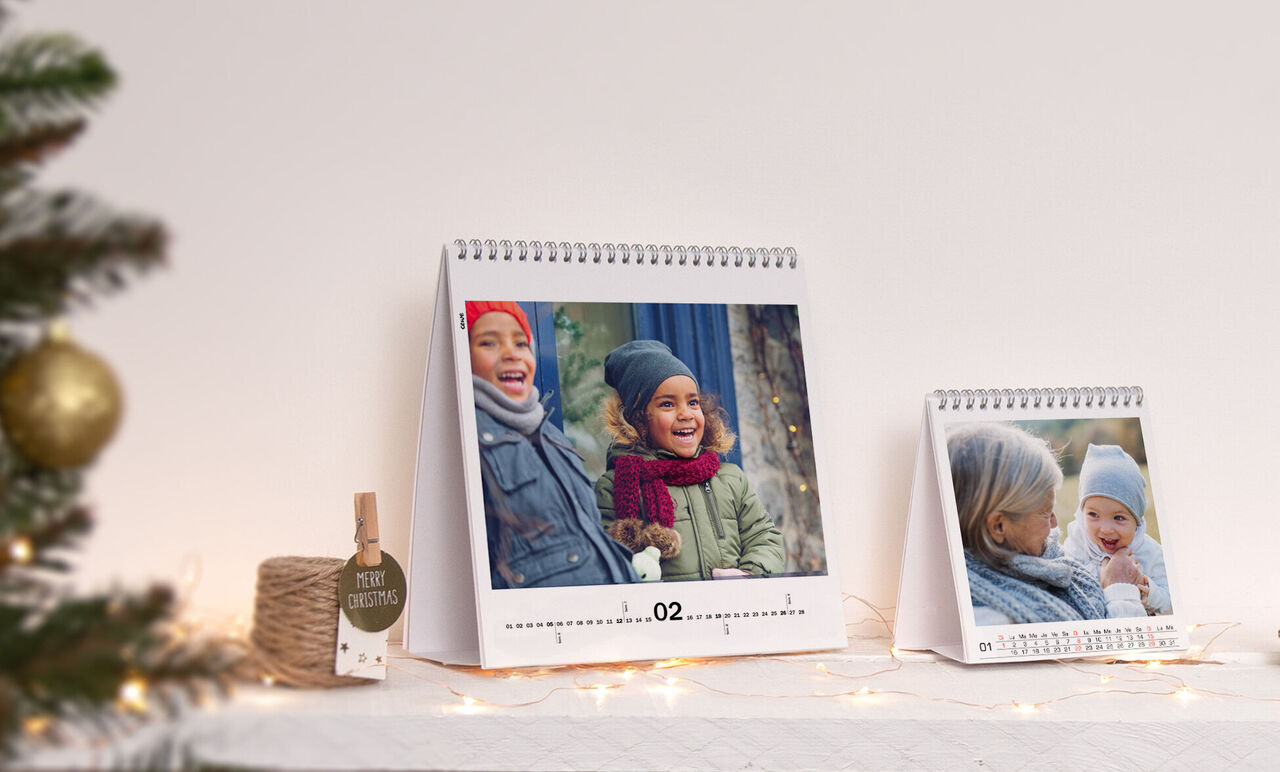 Deux beaux calendriers de table, l'un avec un enfant mignon et l'autre avec un moment réconfortant.