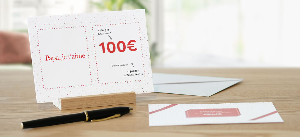 Une carte CEWE soigneusement conçue pour papa. Elle montre une idée de cadeau de 100€.
