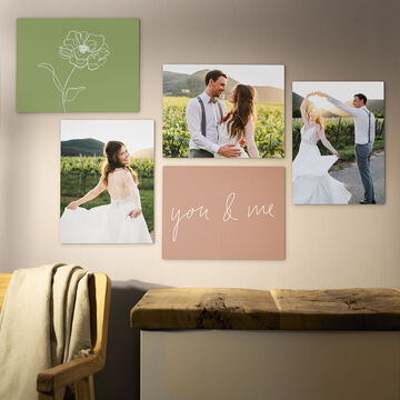 Magnifiques images murales dans des couleurs douces avec des photos et calligraphie montrant de beaux souvenirs.